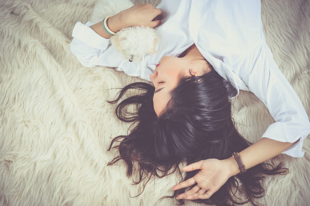 What does fainting in a dream spiritually signify?